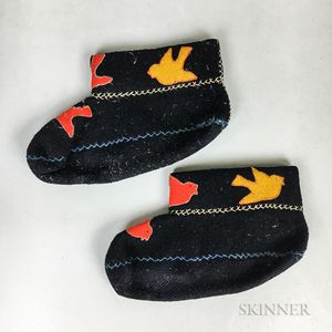 Pair of Eastern Woodlands Wool Embroidered Moccasins
