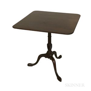 Colonial Williamsburg Queen Anne-style Mahogany Tilt-top Tea Table