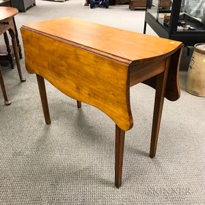 Federal-style Mahogany Drop-leaf Shaped-top Table