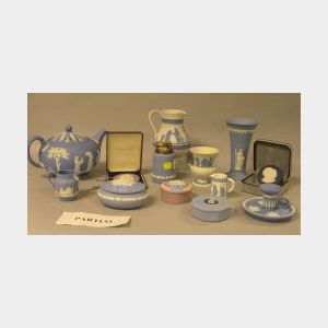 Thirty-one Modern Wedgwood Table and Collectible Items