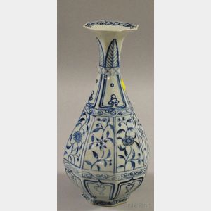 Chinese Octagonal Hand-painted Blue and White Decorated Porcelain Vase