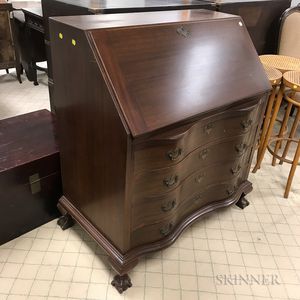Maddox Chippendale-style Mahogany Serpentine-front Slant-lid Desk