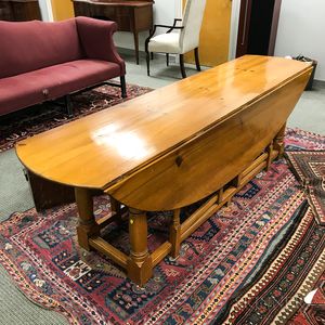 William and Mary-style Walnut Veneer Gate-leg Dining Table