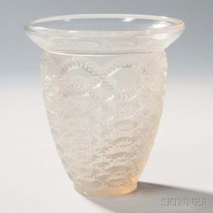 R. Lalique Guirlandes Vase