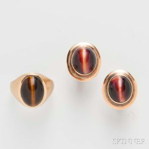 14kt Gold and Cat's-eye Ring and a Pair of 18kt Gold and Cat's-eye Cuff Links