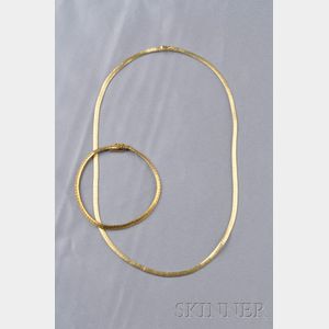 Two Gold Jewelry Items