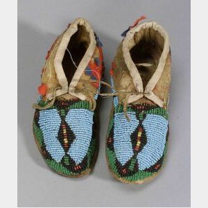 Plains Beaded Cloth and Hide Child&#39;s Moccasins