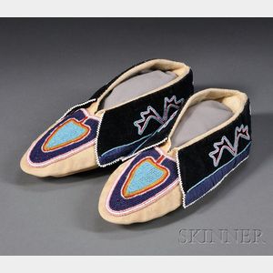 Delaware Beaded Cloth and Hide Moccasins