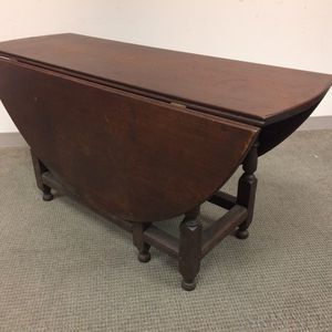 Large William and Mary-style Walnut Gate-leg Table