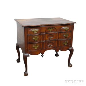 Queen Anne-style Eastern Massachusetts-type Mahogany Block-front Dressing Table