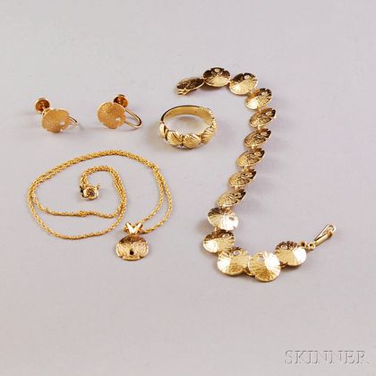 Small Group of 14kt Gold Seashell Jewelry