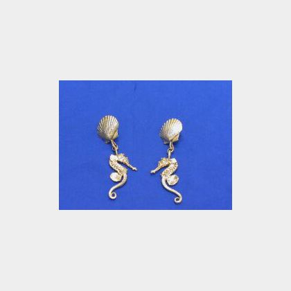 Pair of 14kt Gold Seahorse and Scallop Shell Earpendants. 