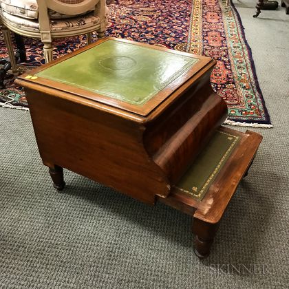 Late Classical Mahogany Veneer Leather-top Commode