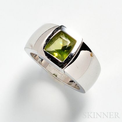 18kt White Gold and Peridot Ring, Cartier