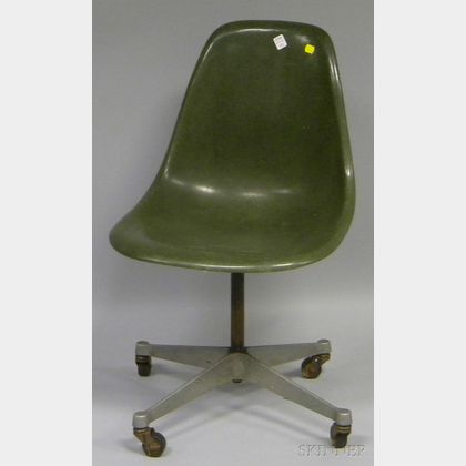 Eames Green Molded Fiberglass Swivel Desk Chair with Casters