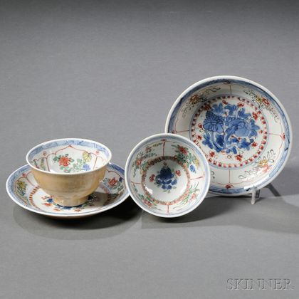 Pair of Chinese Export Porcelain Tea Bowls and Saucers