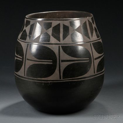 Large Santo Domingo Black-on-black Pottery Jar
