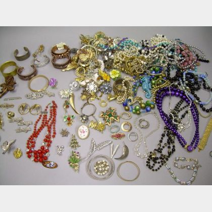 Miscellaneous Lot of Costume Brooches and Necklaces. 