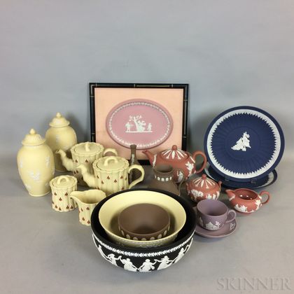 Eighteen Modern Wedgwood Ceramic Items