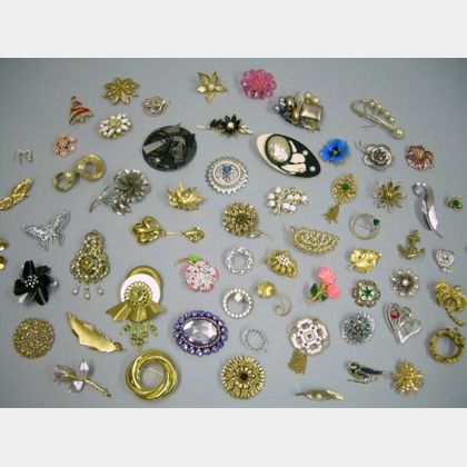 Lot of Assorted Costume Brooches and Pins. 