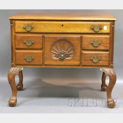 Philadelphia Chippendale-style Carved Mahogany Dressing Table