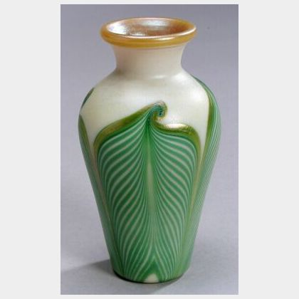 Kew Blas Green Pulled-Feather Glass Vase