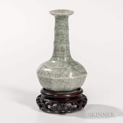 Small Ge-type Crackle-glazed Vase