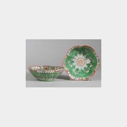 Pair of Chinese Export Porcelain Bowls