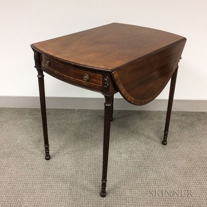 George III-style Mahogany and Rosewood Crossbanded Drop-leaf Pembroke Table