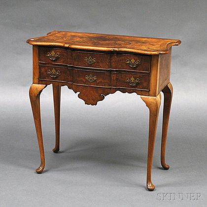 Queen Anne-style Walnut Veneer Dressing Table