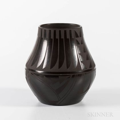 Contemporary San Ildefonso Pottery Vessel