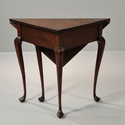 Queen Anne-style Mahogany Handkerchief Table