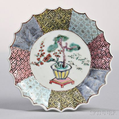 Small Famille Rose Dish