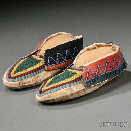 Delaware Beaded Cloth and Hide Moccasins