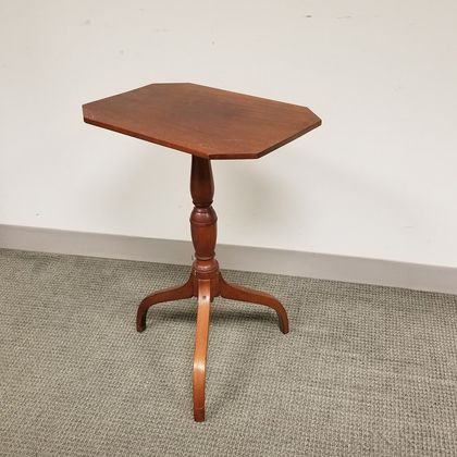 Federal-style Mahogany Tilt-top Candlestand