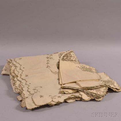 Linen Tablecloth and Napkins. Estimate $20-200
