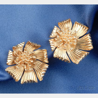 14kt Gold Flower Earclips