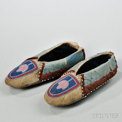 Delaware Beaded Hide and Cloth Moccasins