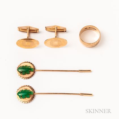 18kt Gold Band, a Pair of 14kt Gold Cuff Links, and a Pair of Hardstone Stickpins