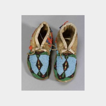 Plains Beaded Cloth and Hide Child&#39;s Moccasins