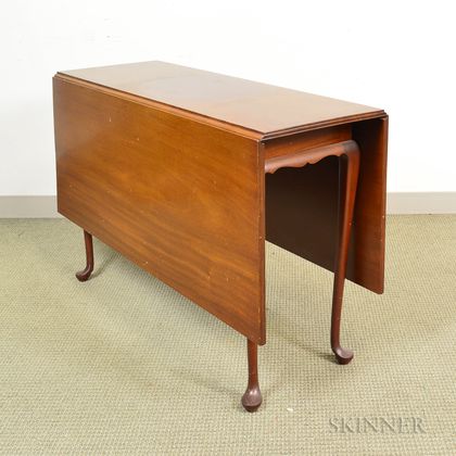 Queen Anne-style Mahogany Drop-leaf Table