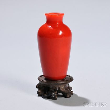 Red Peking Glass Cabinet Vase