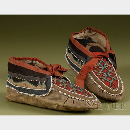 Woodlands Beaded Cloth and Hide Moccasins