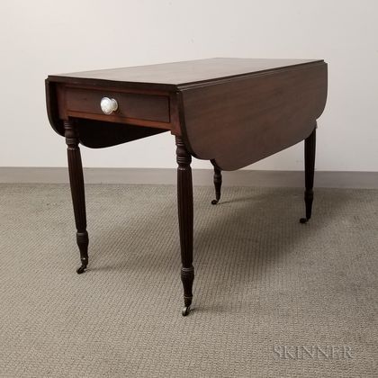 Classical Mahogany One-drawer Drop-leaf Table