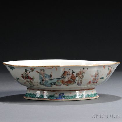 Figural-decorated Oval Footed Chinese Export Porcelain Bowl