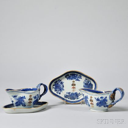 Pair of Fitzhugh Porcelain Armorial Sauceboats and Undertrays