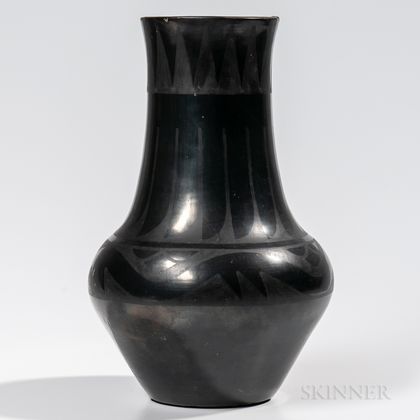 Large San Ildefonso Black-on-black Pottery Olla