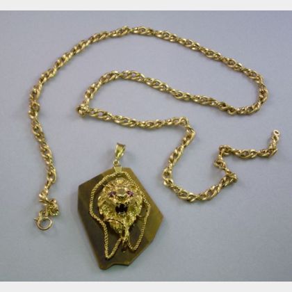 Chased 18kt Gold Lion's Head and Agate Pendant and an 18kt Gold Chain