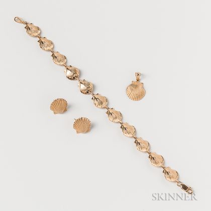 14kt Gold Shell Bracelet, Pair of Earrings, and Pendant