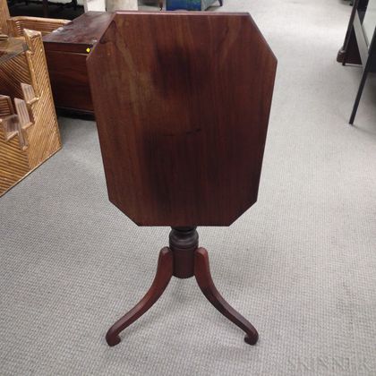 Classical-style Mahogany Tilt-top Candlestand